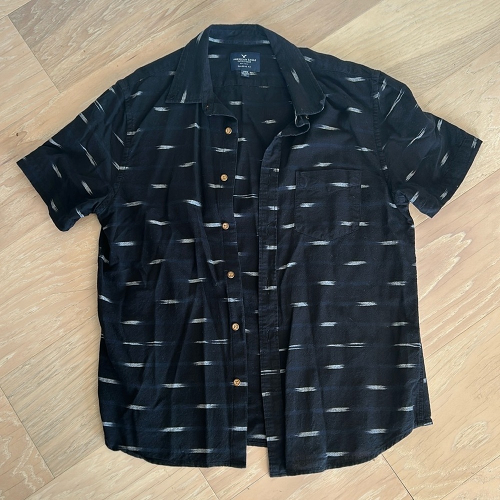 American eagle men’s button down shirt - size large